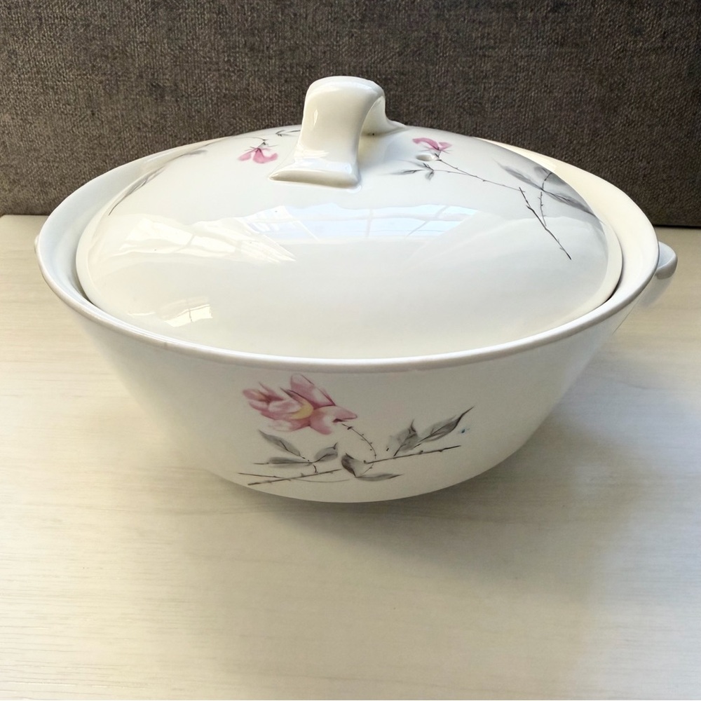 VINTAGE Mid-Century Modern Ballerina Rosette Covered Casserole Dish by Universal - Picture 2 of 12